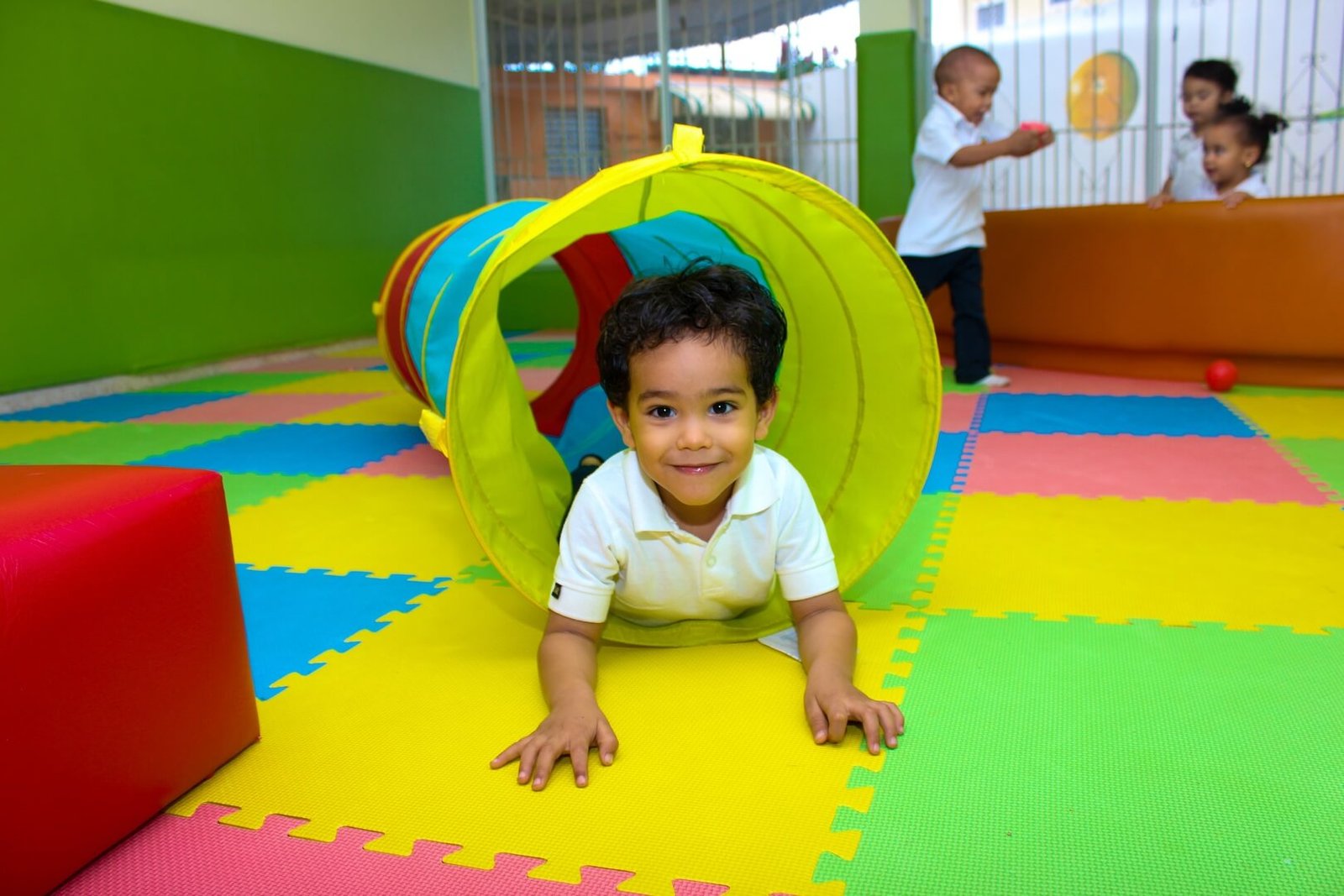 play-color-child-yellow-children-colors-718602-pxhere.com (1)